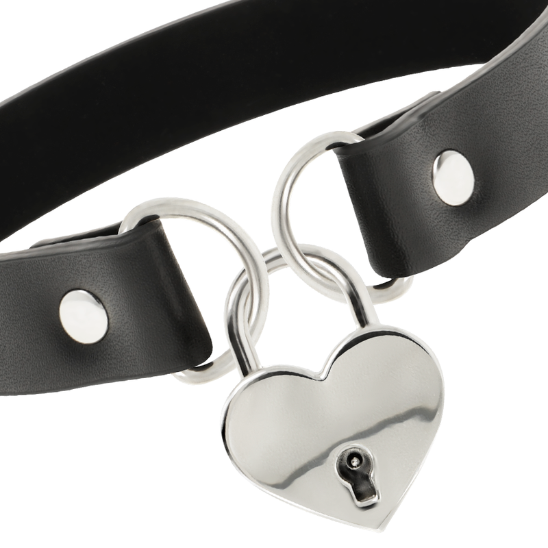 Collier en cuir vegan avec pendentif cœur et clé — vue de dos