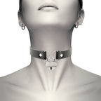 Collier en cuir vegan avec pendentif cœur et clé — détail produit