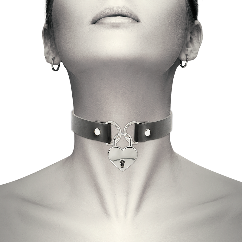 Collier en cuir vegan avec pendentif cœur et clé — détail produit