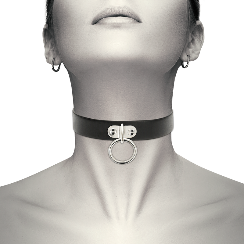 Collier en cuir vegan accessoire fétiche réglable — détail produit
