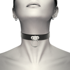 Collier en cuir vegan accessoire fétiche réglable — détail produit