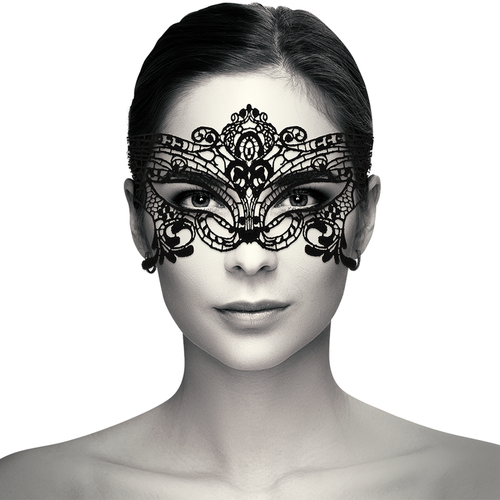 Masque large en dentelle noire Coquette porte sur le visage d'une modele, motif ajoure raffine qui voile le regard tout en laissant filtrer la lumiere pour un jeu sensoriel.