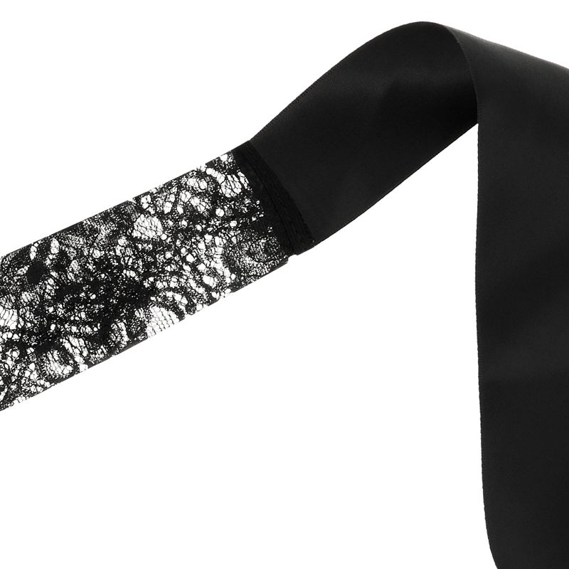 Masque en dentelle noire avec ruban — vue de dos
