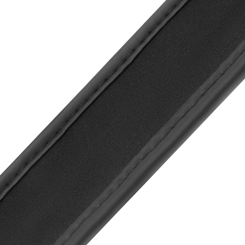 Detail macro de la sangle cuir vegan noire du harnais de position Fetish Submissive, finition mate et liseré neoprene clair contrastant