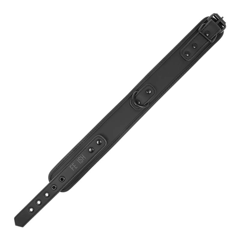 Vue de profil du collier Fetish Submissive en cuir vegan noir avec boutons pression et oeillets de reglage, laniere effilee pour ajuster precisement la fermeture.