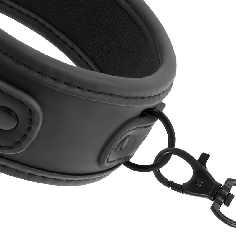 Detail du collier Fetish Submissive en cuir vegan noir rembourre avec anneau central et mousqueton de laisse, fermeture metal noir pour relier la chaine au collier.