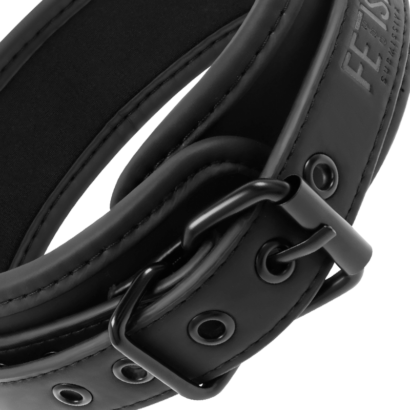 Gros plan sur la boucle metal noir et les oeillets du collier Fetish Submissive en cuir vegan, sangle matelassee et coutures pour un ajustement sur le tour de cou.