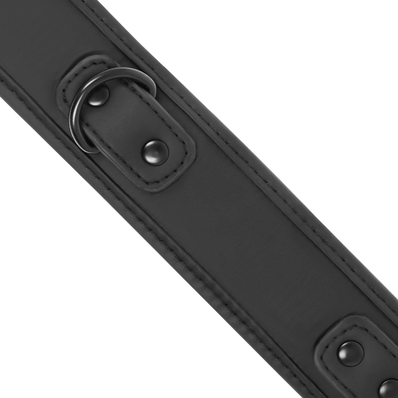 Vue de la sangle du collier Fetish Submissive en cuir vegan noir avec anneau en D et rivets metal, point d'attache central pour fixer la laisse de soumission.
