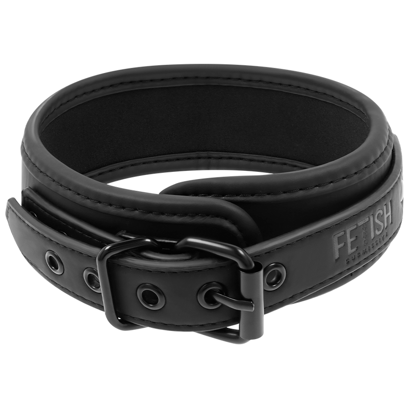 Collier Fetish Submissive en cuir vegan noir double neoprene avec boucle metal sans nickel et logo grave, sangle rembourree pour un port confortable en soumission.