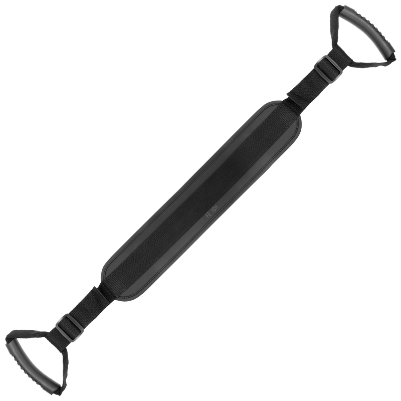 Vue complete de la sangle de positionnement Fetish Submissive : coussin neoprene central et poignees rigides aux deux bouts, fond blanc