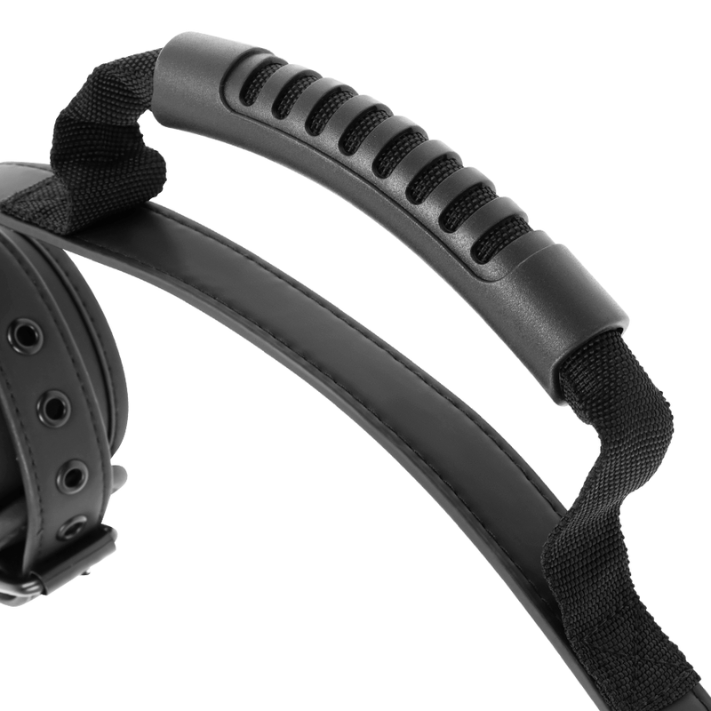 Detail de la poignee ergonomique striee en caoutchouc noir de la sangle doggy Fetish Submissive avec sangle textile, prise ferme pour guider la position levrette.