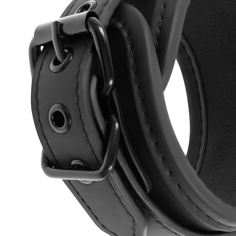Detail de la boucle metal noir et de la fermeture de la manchette en neoprene de la sangle doggy Fetish Submissive, ajustement precis pour le poignet en position.
