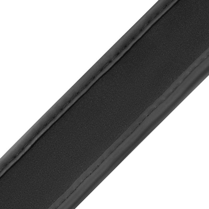 Detail macro de la sangle en neoprene noir lisse de l'accessoire doggy Fetish Submissive avec bordure surpiquee, matiere souple et confortable pour le maintien.