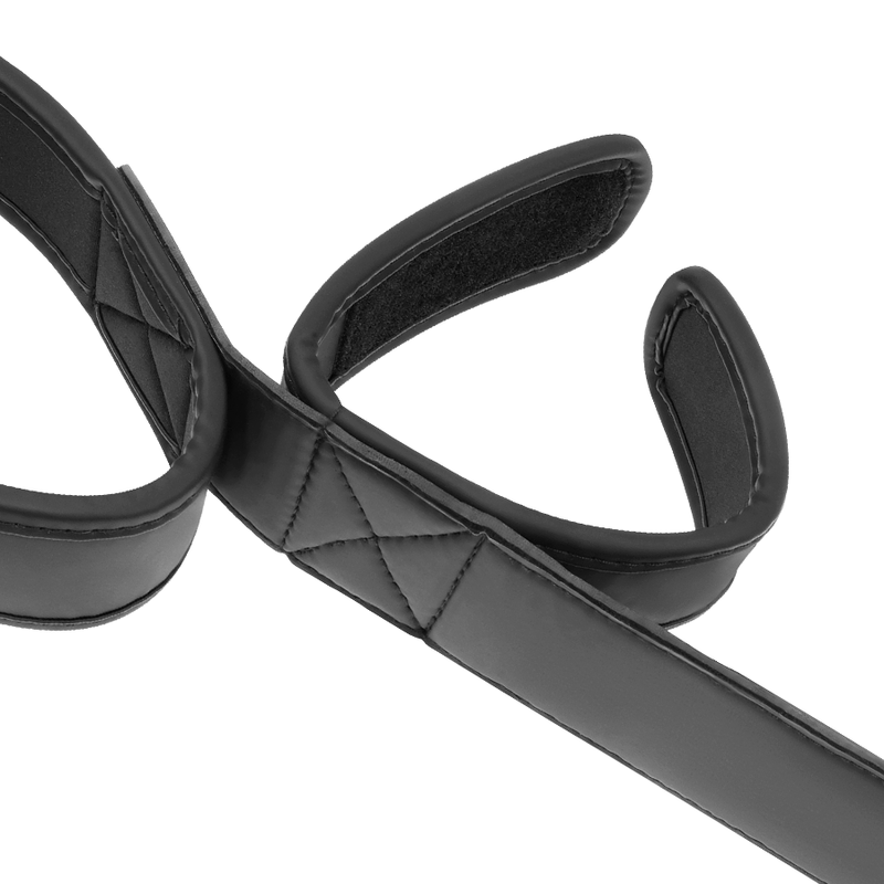 Gros plan d'une manchette a fermeture velcro de la barre d'ecartement Fetish Submissive, neoprene rembourre et doublure cuir vegan souple