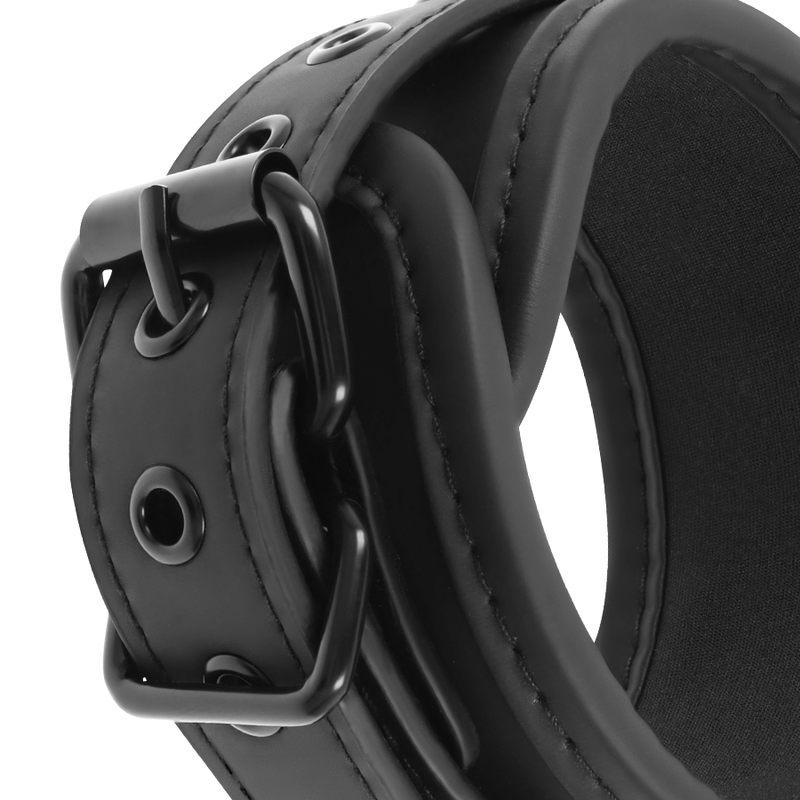 Macro de la boucle metal noir et oeillet d'une manchette cuir vegan double neoprene de l'ensemble menottes Fetish Submissive