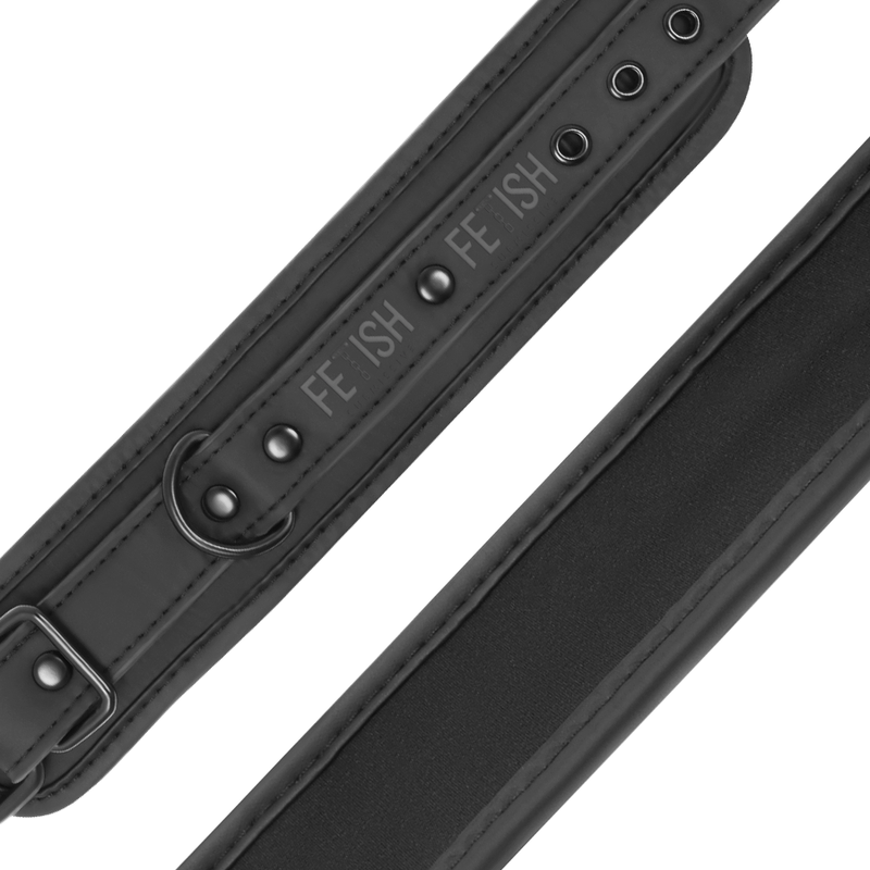 Deux manchettes cuir vegan Fetish Submissive presentees a plat, bracelets neoprene a logo grave et boutons-pression metal sans nickel
