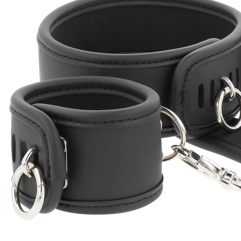 Collier et menottes en cuir végan doublé néoprène — détail texture surface