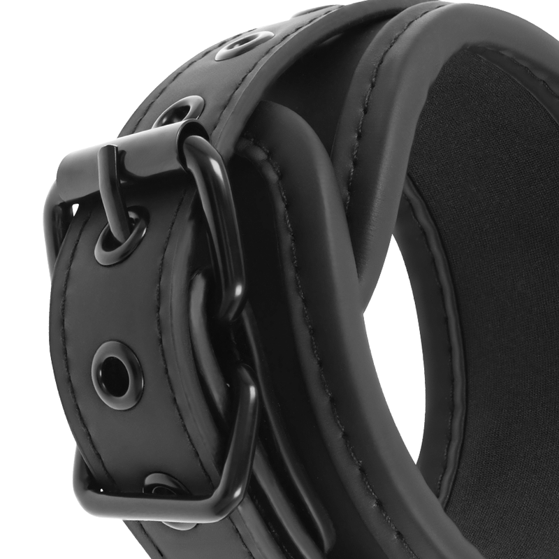 Collier ouvert du set Fetish Submissive vu de trois quarts, boucle metal noir et anneau en D sur cuir vegan double neoprene rembourre