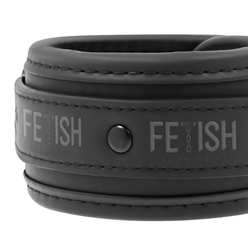 Manchette rembourree Fetish Submissive en cuir vegan double neoprene, logo grave et bouton-pression metal noir sans nickel, vue trois quarts