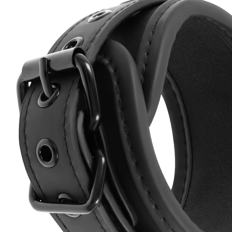 Macro de la boucle metal noir et anneau en D d'une manchette cuir vegan du kit lit Fetish Submissive, reglage poignet ou cheville rembourre