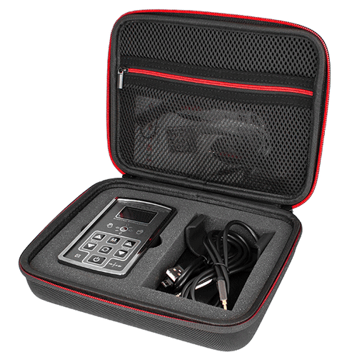 Mallette rigide ouverte du boitier Axis avec stimulateur sur sa mousse, cable USB enroule et accessoires, kit electrostimulation haute performance a deux sorties isolees