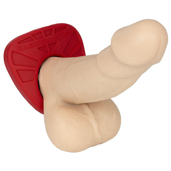 Anneau penien Viper en silicone rouge presente porte autour d'un modele de penis et de testicules couleur chair realiste, demonstration du cockring d'electrostimulation
