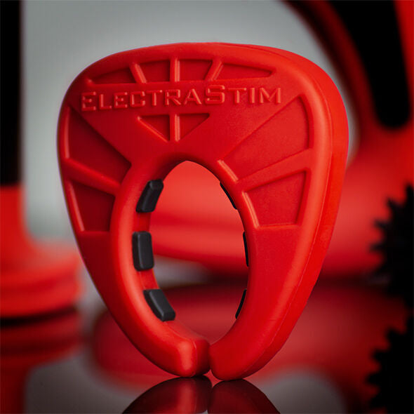 Anneau penien Viper en silicone rouge photographie de trois quarts sur fond noir reflechissant, mise en valeur des chemins conducteurs du cockring d'electrostimulation Electrastim