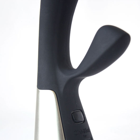 Gros plan sur la branche clitoridienne en Y du vibrateur Fuse noir, silicone souple lisse non realiste et bouton de commande, double stimulation Bluetooth rechargeable.