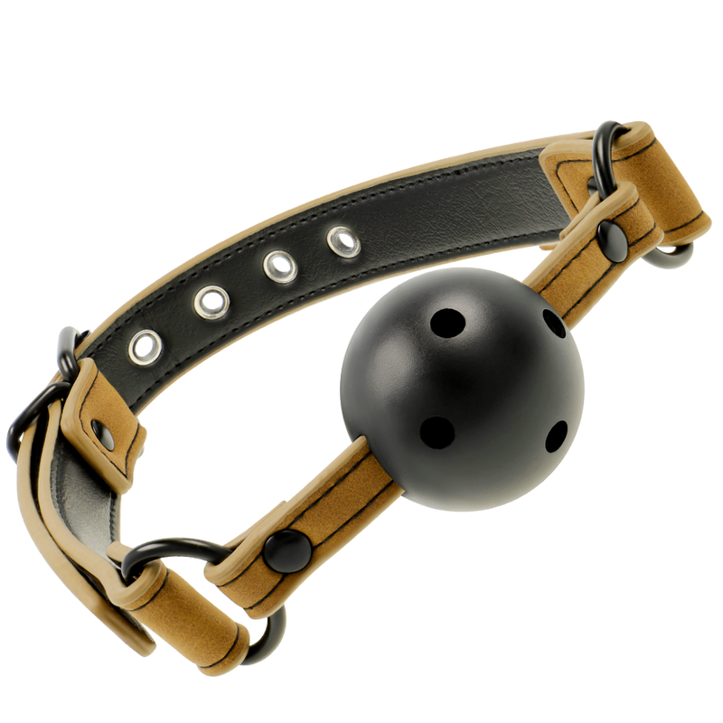 Baillon-balle Fetish Submissive a boule noire respirante sur sangle cuir vegan camel a oeillets, boucle reglable pour le jeu de soumission silencieuse.