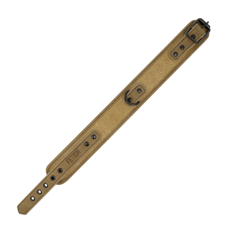 Vue de profil du collier Fetish Submissive en cuir vegan camel avec oeillets de reglage et boutons pression, laniere effilee pour ajuster le tour de cou en soumission.