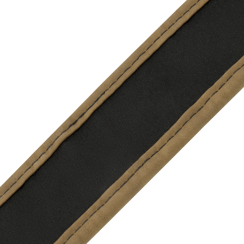 Detail de la doublure neoprene noir et de la bordure en cuir vegan camel du collier Fetish Submissive, matiere souple et matelassee pour un port confortable et prolonge.