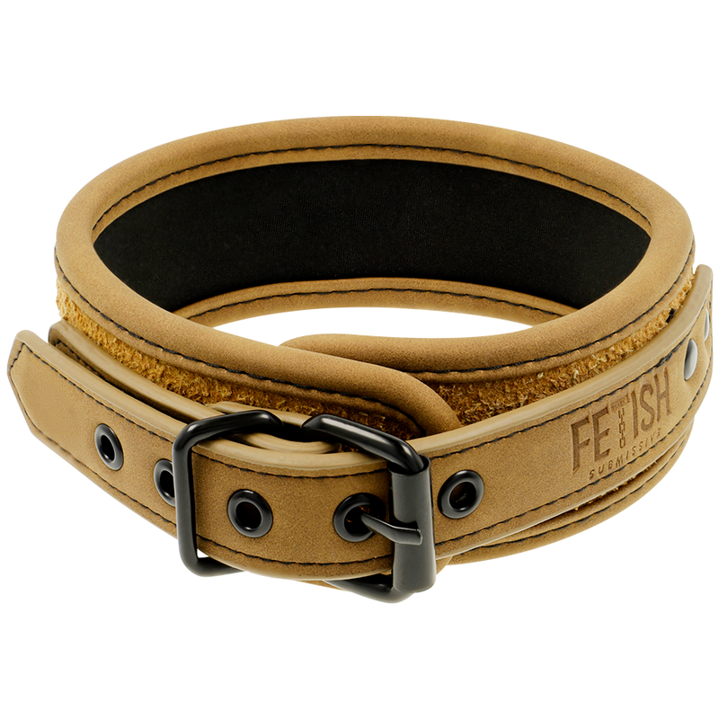 Collier Fetish Submissive en cuir vegan camel double neoprene enroule avec boucle metal noir et logo grave, sangle rembourree ajustable pour la soumission BDSM.
