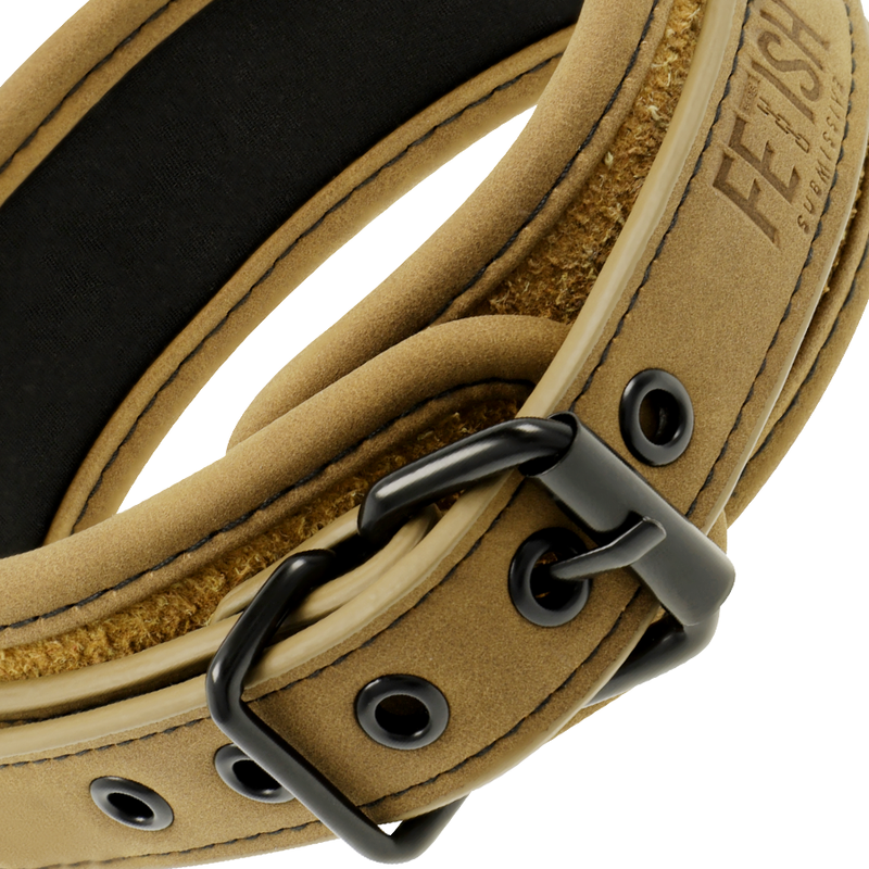Gros plan sur la boucle metal noir et les oeillets du collier Fetish Submissive en cuir vegan camel, fermeture a ardillon et coutures pour un ajustement precis.