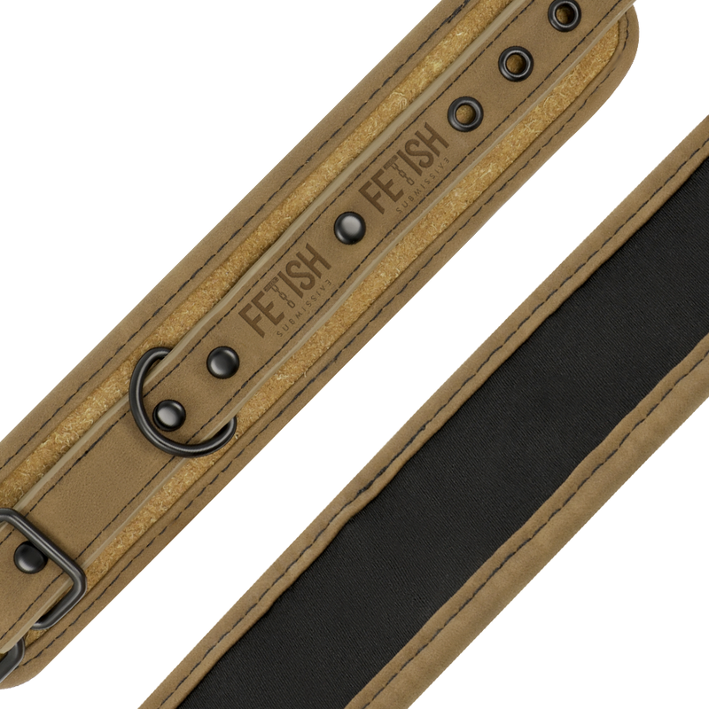Detail du logo grave et de la doublure neoprene noir sur la sangle en cuir vegan camel des menottes Fetish Submissive, finition suede et coutures pour le bondage.