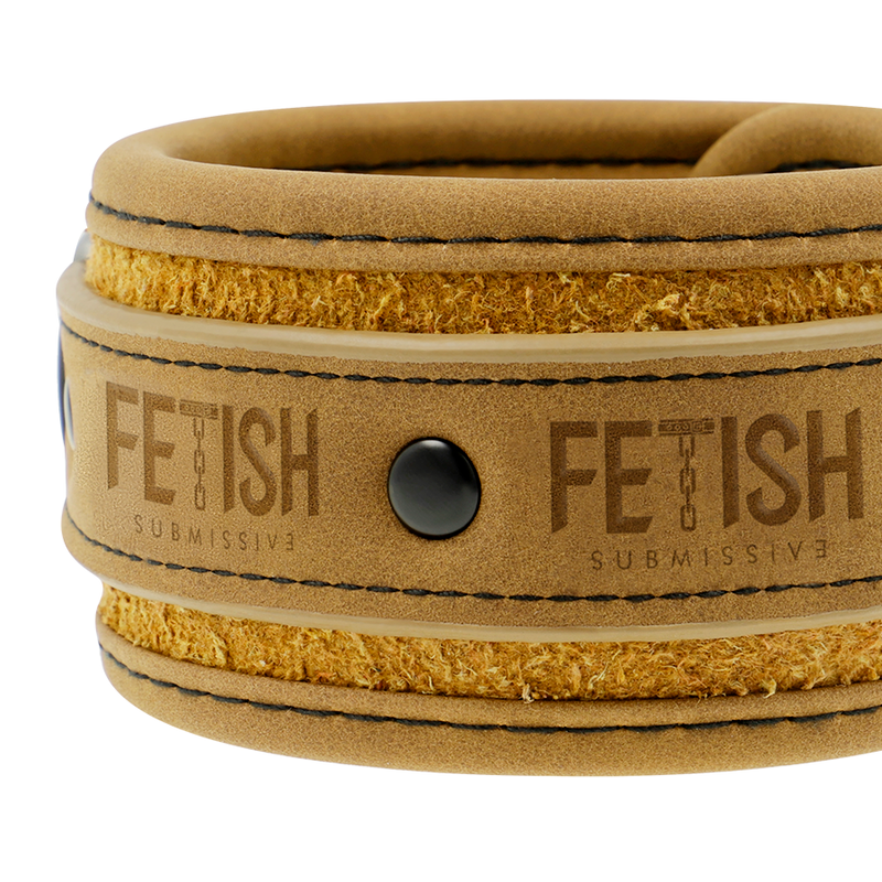 Menotte Fetish Submissive en cuir vegan camel double neoprene noir enroulee, surface texturee suede et boucle metal noir pour une entrave de poignet ajustable.