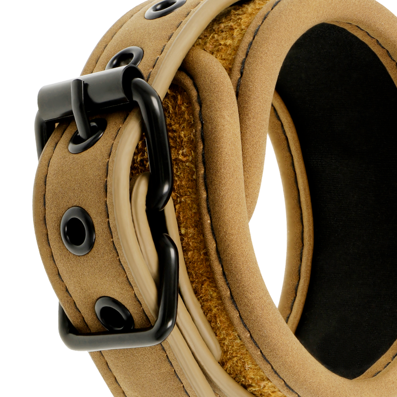 Menotte de cheville Fetish Submissive en cuir vegan camel double neoprene enroulee avec boucle metal noir, large bande texturee suede pour une entrave confortable.
