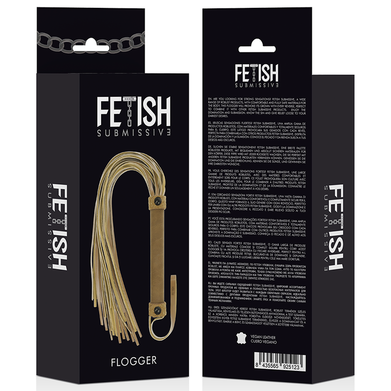 Flogger Fetish Submissive en cuir vegan camel presente pres de sa boite Flogger, manche et lanieres souples pour les jeux de discipline et de domination soumission.