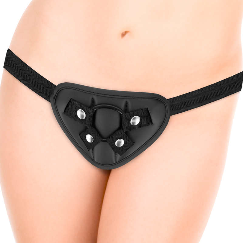 Harnais gode-ceinture Mr Rick en tissu noir porte sur le bas-ventre, vue de face, plaque centrale a oeillets pensee pour accueillir le gode vibrant telecommande interchangeable.