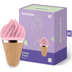 Stimulateur Satisfyer Sweet Treat en forme de cornet de glace rose devant sa boite violette Spinnator, jouet rotatif en silicone et ABS, design fantaisie.
