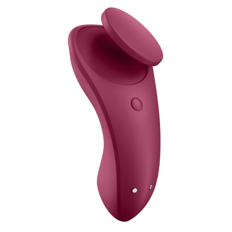 Stimulateur Sexy Secret bordeaux vu de trois quarts avec capuchon relevé, dévoilant le bouton et la zone vibrante en silicone du panty vibrator connecté.