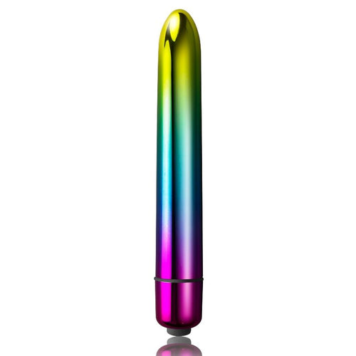 Balle vibrante Prism allongée à pointe arrondie, dégradé arc-en-ciel vert-jaune-rose métallisé, base à embout, finition miroir lisse, format élancé en silicone.