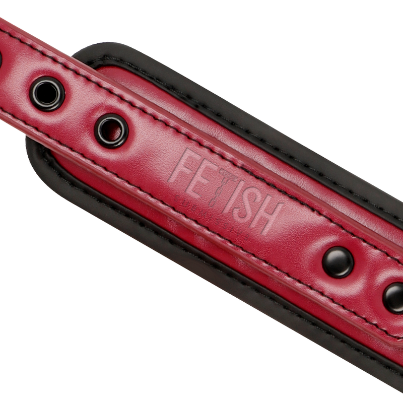 Collier en cuir vegan bordeaux Fetish Submissive vu sous un angle dynamique, oeillets metal et logo grave, accessoire de soumission souple et resistant.