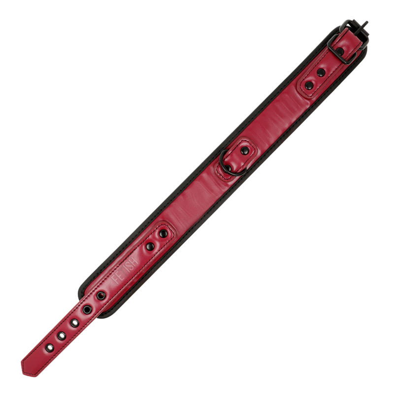 Profil etroit du collier de soumission Fetish Submissive en cuir vegan, epaisseur fine et boucles metal noires alignees, vue laterale technique du produit.