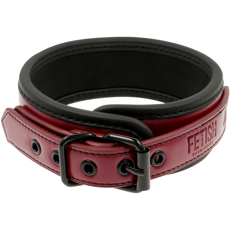 Collier Fetish Submissive en cuir vegan bordeaux ferme par sa boucle metal noire, logo grave de face, doublure neoprene visible pour confort prolonge.