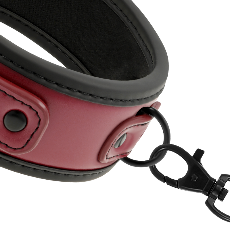 Collier de soumission Fetish Submissive en cuir vegan bordeaux avec anneau et mousqueton noir pour fixer la laisse, gros plan du systeme d'attache metal.