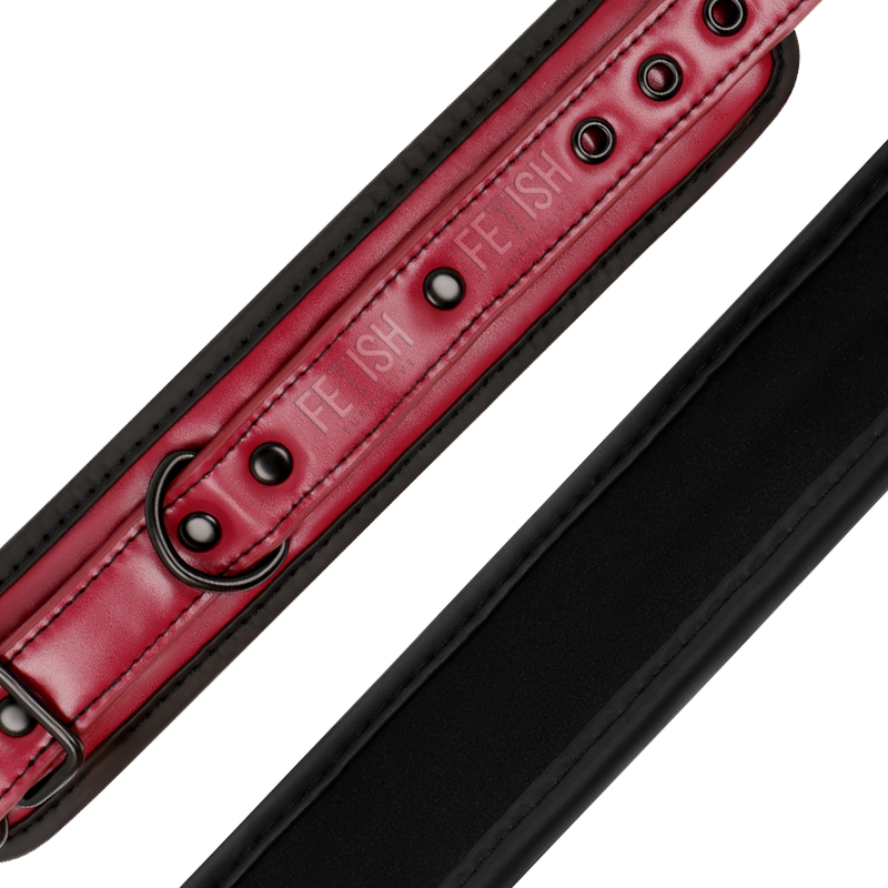 Profil de la manchette Fetish Submissive montrant le cuir vegan bordeaux et la doublure neoprene noire, anneau en D metal pour relier la chaine de bondage.