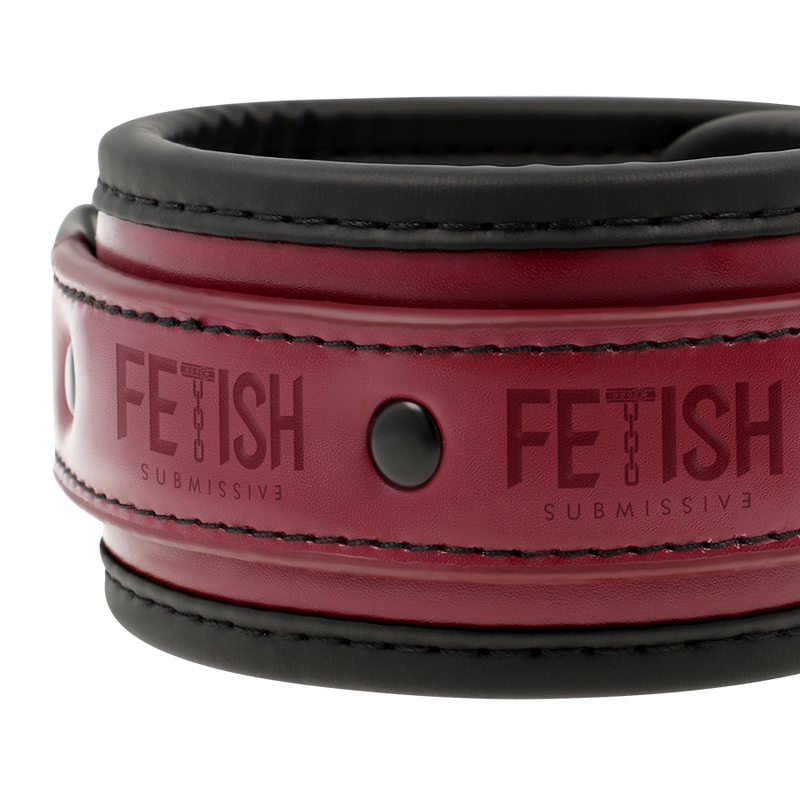 Manchette de cheville Fetish Submissive en cuir vegan bordeaux a logo grave et bouton pression metal, gros plan de la matiere souple double epaisseur.