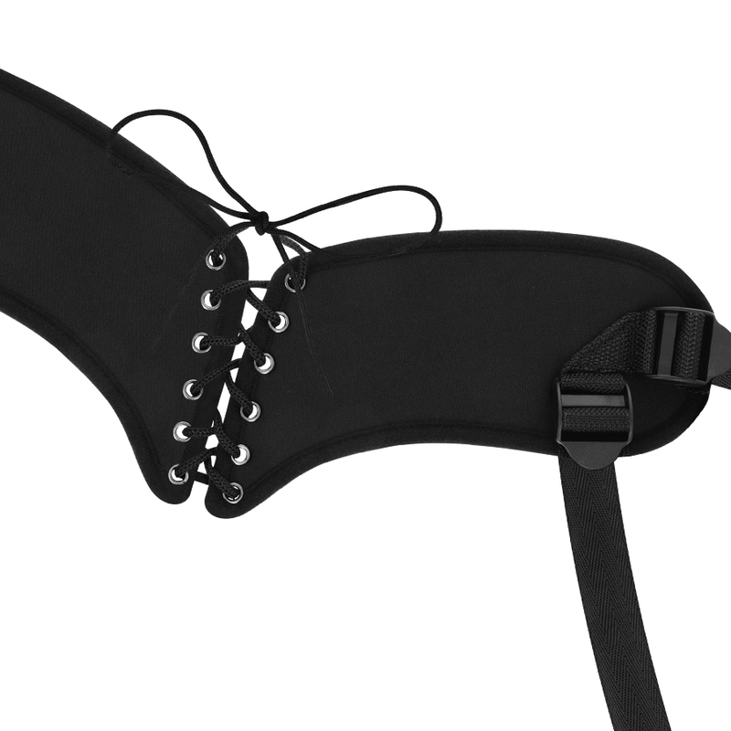 Harnais Avenger Rock Army de profil avec lacage corset et boucle a clic, sangles nylon reglables pour un maintien ferme du gode silicone lors du pegging.