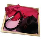 Kit de fouet dominatrix Inédit — présentation dans son coffret cadeau doré avec masque « LOVE » et nœud rose