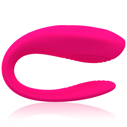 Vibromasseur de couple en U silicone rose vu seul, forme courbee et ondulee qui epouse l anatomie pour une double stimulation, finition lisse non realiste.
